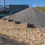 Cum se asigură stabilitatea gardului pe terenuri înclinate
