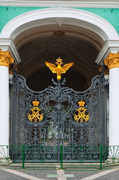 Garduri metalice cu elemente decorative