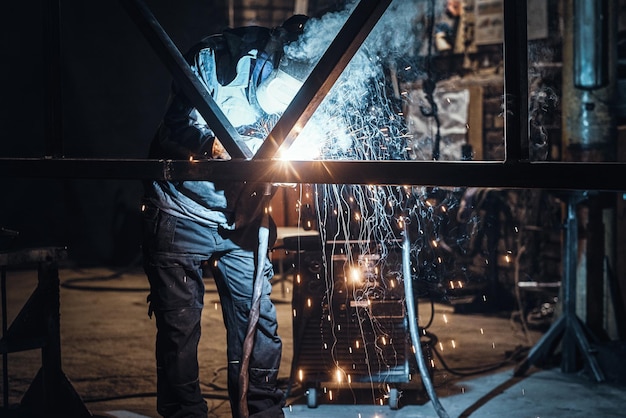 Confecții metalice pentru clădiri industriale