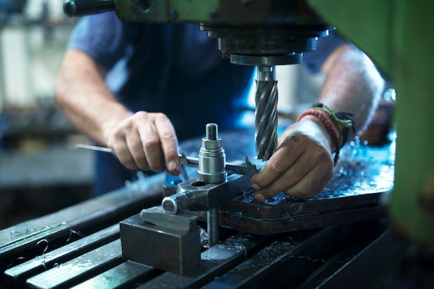 Cum se realizează tăierea precisă a metalului